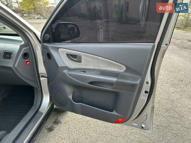 Сірий Хендай Туксон, об'ємом двигуна 2 л та пробігом 250 тис. км за 5850 $, фото 9 на Automoto.ua