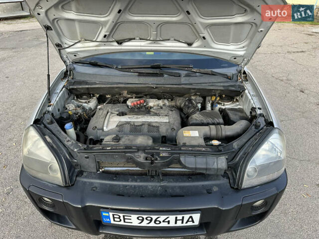 Сірий Хендай Туксон, об'ємом двигуна 2 л та пробігом 250 тис. км за 5850 $, фото 24 на Automoto.ua