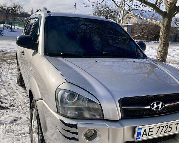 Серый Хендай Туксон, объемом двигателя 1.98 л и пробегом 250 тыс. км за 7900 $, фото 3 на Automoto.ua