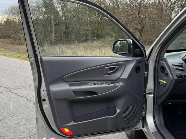 Сірий Хендай Туксон, об'ємом двигуна 2 л та пробігом 187 тис. км за 7650 $, фото 5 на Automoto.ua