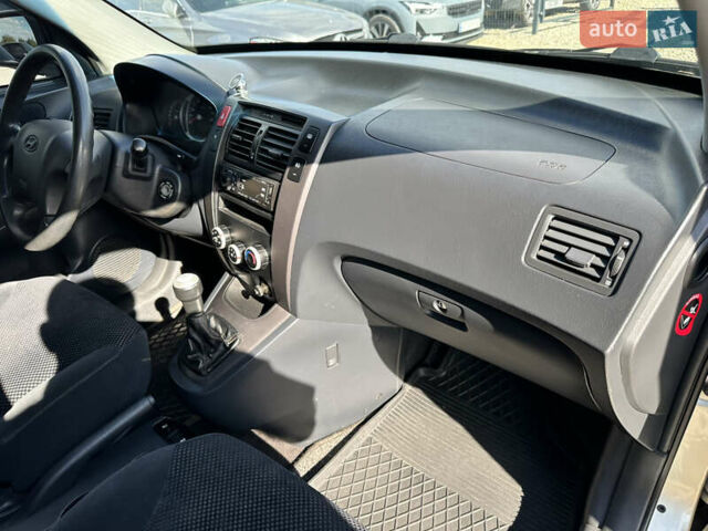 Сірий Хендай Туксон, об'ємом двигуна 1.98 л та пробігом 207 тис. км за 6900 $, фото 27 на Automoto.ua
