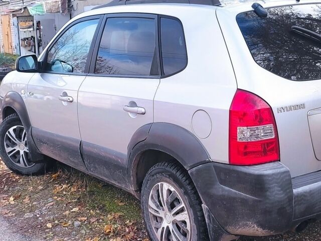 Серый Хендай Туксон, объемом двигателя 2 л и пробегом 264 тыс. км за 4500 $, фото 6 на Automoto.ua