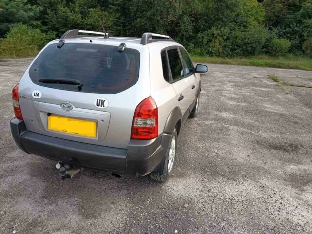 Серый Хендай Туксон, объемом двигателя 2 л и пробегом 196 тыс. км за 3500 $, фото 3 на Automoto.ua