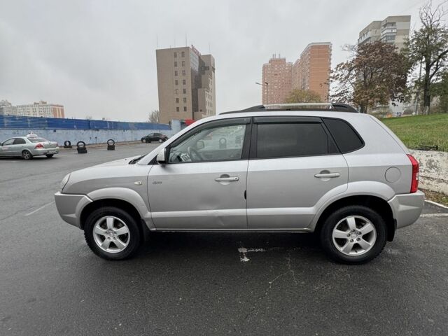 Серый Хендай Туксон, объемом двигателя 2 л и пробегом 163 тыс. км за 8350 $, фото 2 на Automoto.ua