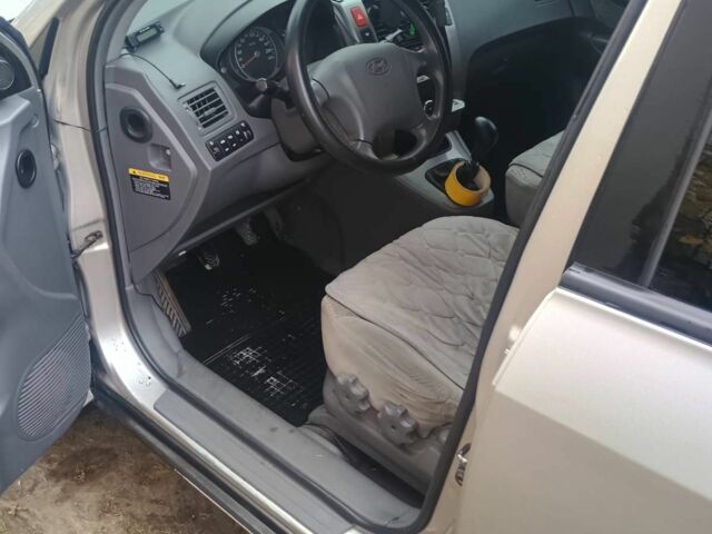 Сірий Хендай Туксон, об'ємом двигуна 2 л та пробігом 267 тис. км за 5600 $, фото 5 на Automoto.ua