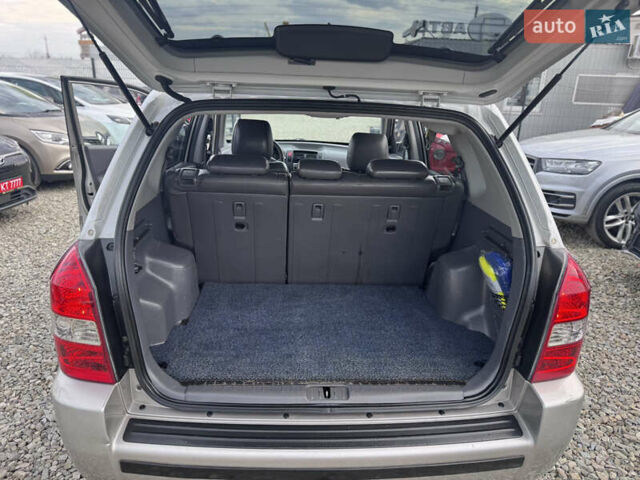Серый Хендай Туксон, объемом двигателя 2 л и пробегом 155 тыс. км за 6989 $, фото 43 на Automoto.ua