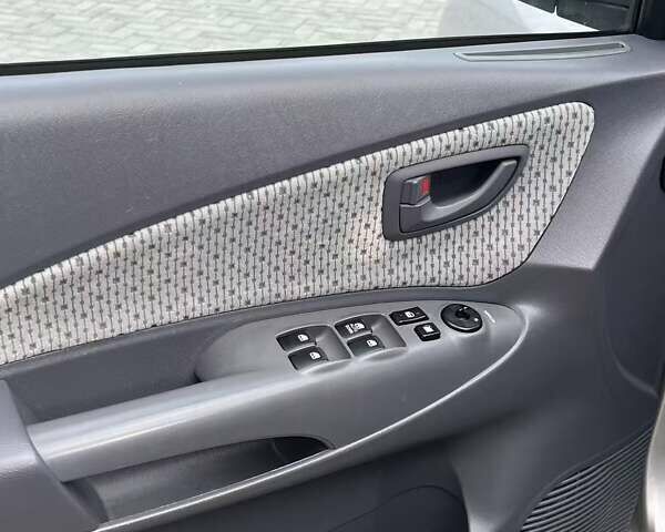 Серый Хендай Туксон, объемом двигателя 1.98 л и пробегом 243 тыс. км за 7100 $, фото 8 на Automoto.ua