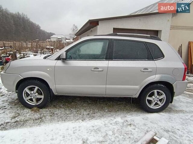 Серый Хендай Туксон, объемом двигателя 2 л и пробегом 280 тыс. км за 7200 $, фото 4 на Automoto.ua