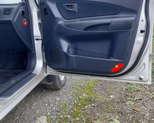 Хендай Туксон 2005 у Рівному на Automoto.ua Сірий Хендай Туксон, об'ємом двигуна 2 л та пробігом 220 тис. км за 6900 $, фото 8 на Automoto.ua