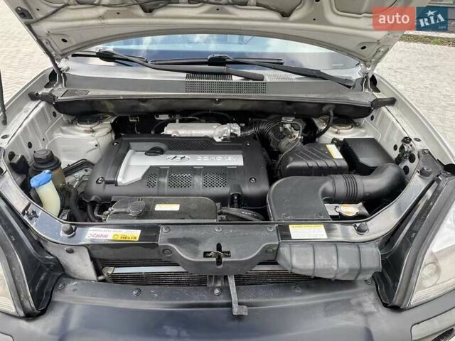 Серый Хендай Туксон, объемом двигателя 1.98 л и пробегом 243 тыс. км за 7100 $, фото 25 на Automoto.ua