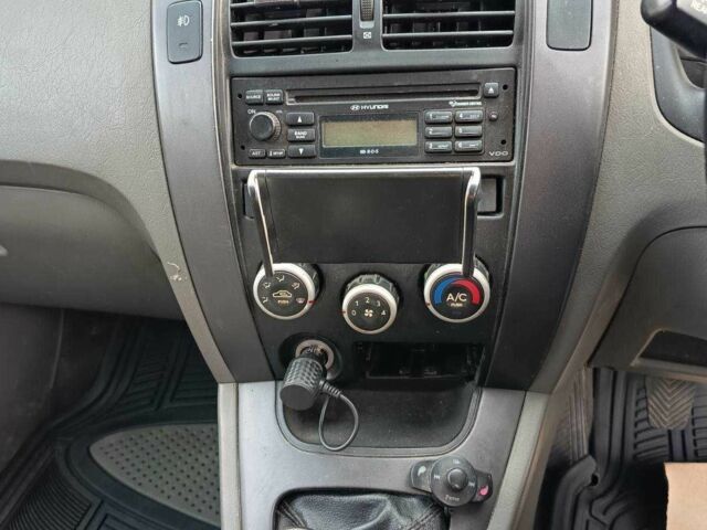 Серый Хендай Туксон, объемом двигателя 2 л и пробегом 196 тыс. км за 3500 $, фото 13 на Automoto.ua