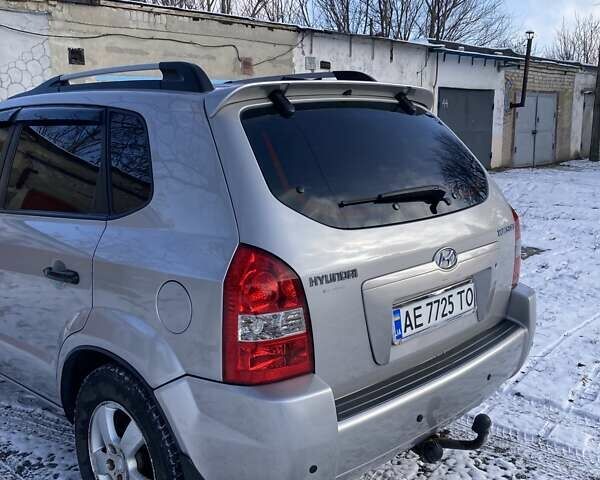 Серый Хендай Туксон, объемом двигателя 1.98 л и пробегом 250 тыс. км за 7900 $, фото 9 на Automoto.ua