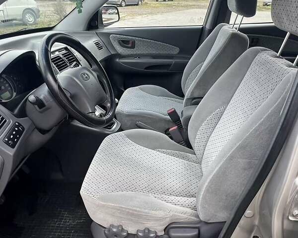 Серый Хендай Туксон, объемом двигателя 1.98 л и пробегом 243 тыс. км за 7100 $, фото 9 на Automoto.ua