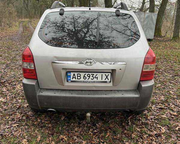 Серый Хендай Туксон, объемом двигателя 1.99 л и пробегом 215 тыс. км за 5980 $, фото 4 на Automoto.ua