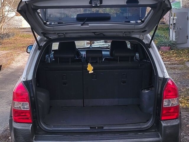 Серый Хендай Туксон, объемом двигателя 2 л и пробегом 264 тыс. км за 4500 $, фото 9 на Automoto.ua