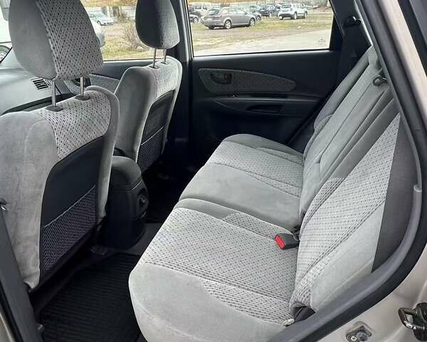 Серый Хендай Туксон, объемом двигателя 1.98 л и пробегом 243 тыс. км за 7100 $, фото 11 на Automoto.ua