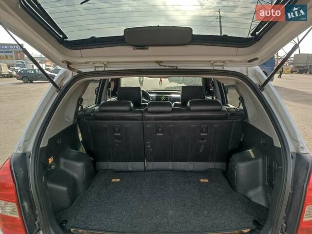 Серый Хендай Туксон, объемом двигателя 1.98 л и пробегом 181 тыс. км за 7000 $, фото 8 на Automoto.ua