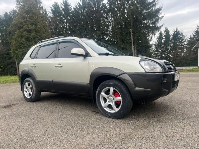 Серый Хендай Туксон, объемом двигателя 2 л и пробегом 205 тыс. км за 6700 $, фото 1 на Automoto.ua