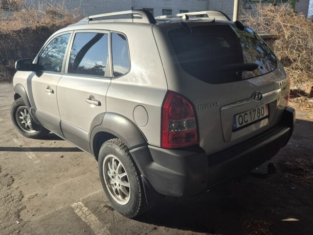 Сірий Хендай Туксон, об'ємом двигуна 2 л та пробігом 250 тис. км за 4132 $, фото 2 на Automoto.ua