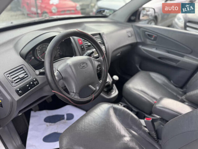Серый Хендай Туксон, объемом двигателя 2 л и пробегом 155 тыс. км за 6989 $, фото 38 на Automoto.ua