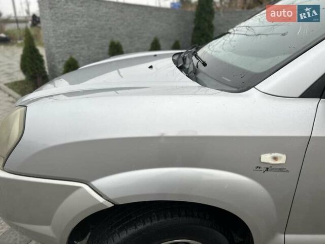 Серый Хендай Туксон, объемом двигателя 1.98 л и пробегом 274 тыс. км за 6800 $, фото 1 на Automoto.ua