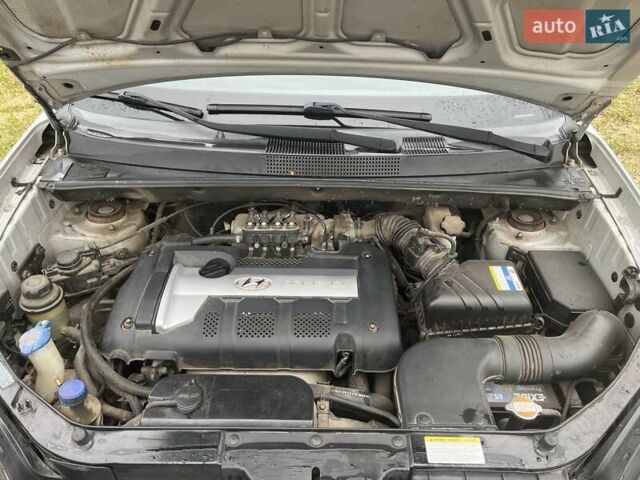 Серый Хендай Туксон, объемом двигателя 1.98 л и пробегом 269 тыс. км за 7300 $, фото 3 на Automoto.ua