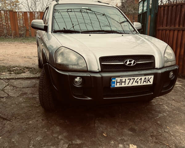 Серый Хендай Туксон, объемом двигателя 1.99 л и пробегом 269 тыс. км за 6999 $, фото 7 на Automoto.ua