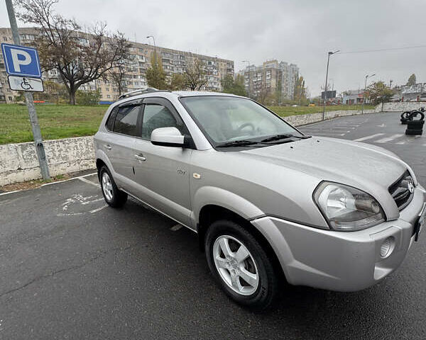 Серый Хендай Туксон, объемом двигателя 2 л и пробегом 163 тыс. км за 8350 $, фото 6 на Automoto.ua