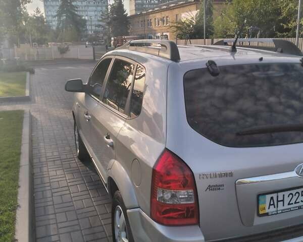Сірий Хендай Туксон, об'ємом двигуна 1.98 л та пробігом 258 тис. км за 6800 $, фото 4 на Automoto.ua