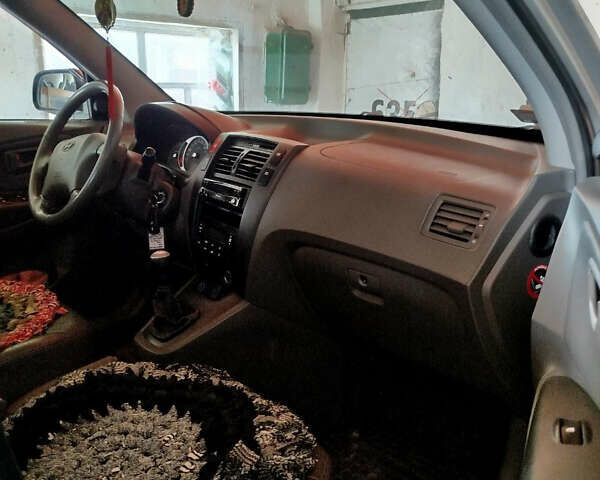 Сірий Хендай Туксон, об'ємом двигуна 1.98 л та пробігом 203 тис. км за 7200 $, фото 2 на Automoto.ua