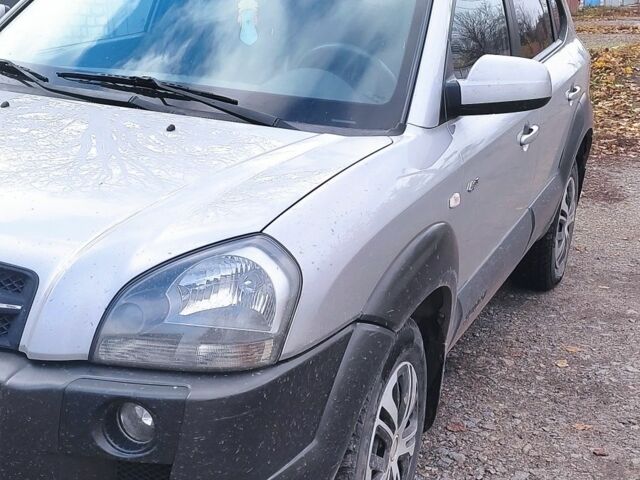 Серый Хендай Туксон, объемом двигателя 2 л и пробегом 264 тыс. км за 4500 $, фото 1 на Automoto.ua