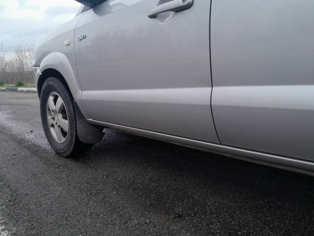 Сірий Хендай Туксон, об'ємом двигуна 2 л та пробігом 310 тис. км за 3884 $, фото 2 на Automoto.ua