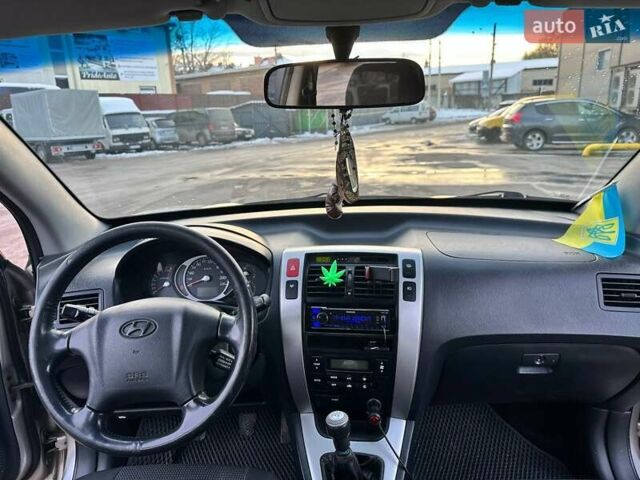 Серый Хендай Туксон, объемом двигателя 1.98 л и пробегом 220 тыс. км за 6800 $, фото 4 на Automoto.ua
