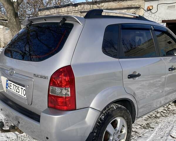Серый Хендай Туксон, объемом двигателя 1.98 л и пробегом 250 тыс. км за 7900 $, фото 6 на Automoto.ua