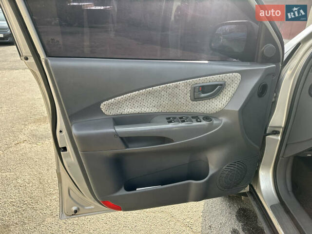 Сірий Хендай Туксон, об'ємом двигуна 2 л та пробігом 250 тис. км за 5850 $, фото 19 на Automoto.ua