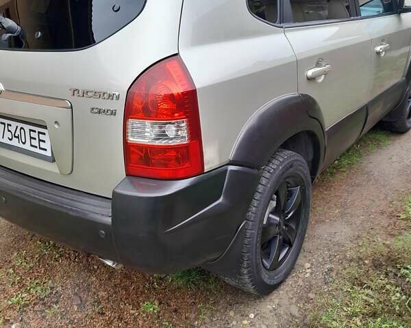 Сірий Хендай Туксон, об'ємом двигуна 1.99 л та пробігом 282 тис. км за 6200 $, фото 5 на Automoto.ua