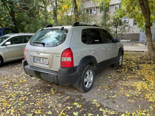 Серый Хендай Туксон, объемом двигателя 2 л и пробегом 100 тыс. км за 3700 $, фото 5 на Automoto.ua