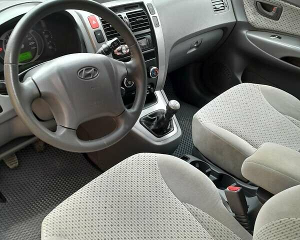 Сірий Хендай Туксон, об'ємом двигуна 1.99 л та пробігом 282 тис. км за 6200 $, фото 6 на Automoto.ua