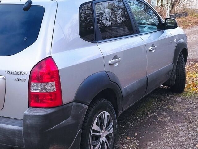 Серый Хендай Туксон, объемом двигателя 2 л и пробегом 264 тыс. км за 4500 $, фото 5 на Automoto.ua