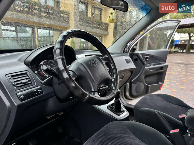 Сірий Хендай Туксон, об'ємом двигуна 1.99 л та пробігом 290 тис. км за 6450 $, фото 17 на Automoto.ua