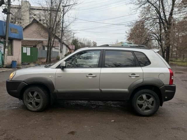 Сірий Хендай Туксон, об'ємом двигуна 2.7 л та пробігом 370 тис. км за 2900 $, фото 1 на Automoto.ua