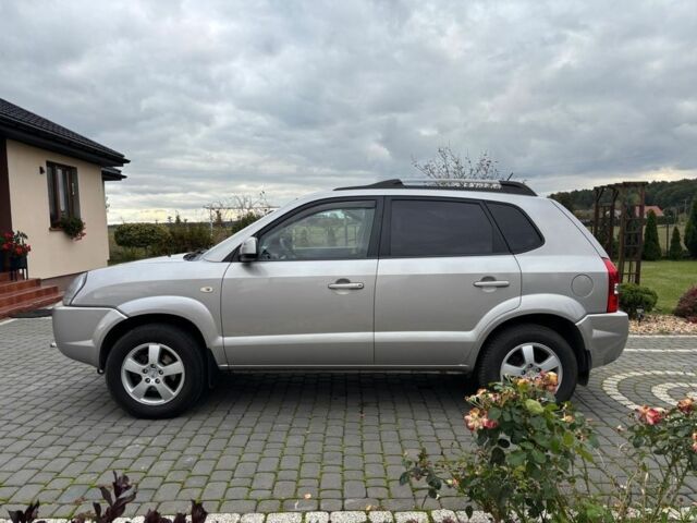 Серый Хендай Туксон, объемом двигателя 2 л и пробегом 210 тыс. км за 2350 $, фото 4 на Automoto.ua