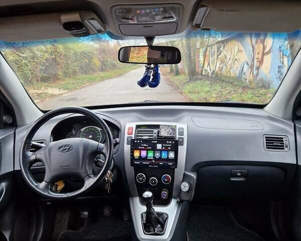 Серый Хендай Туксон, объемом двигателя 2 л и пробегом 240 тыс. км за 4200 $, фото 2 на Automoto.ua