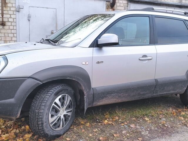 Серый Хендай Туксон, объемом двигателя 2 л и пробегом 264 тыс. км за 4500 $, фото 3 на Automoto.ua