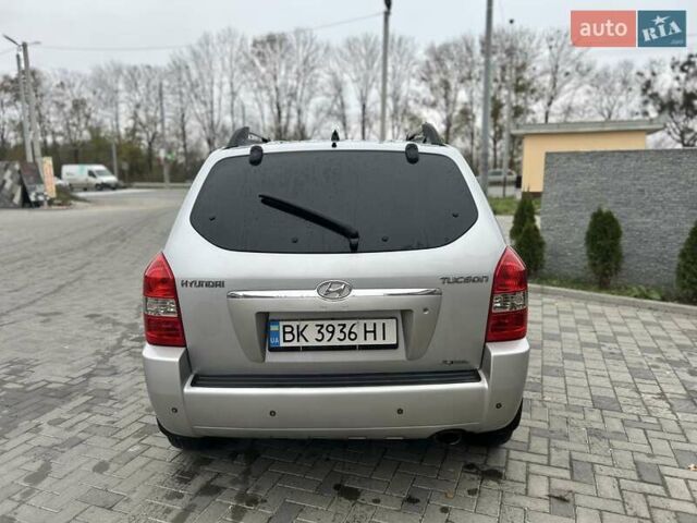 Серый Хендай Туксон, объемом двигателя 1.98 л и пробегом 274 тыс. км за 6800 $, фото 27 на Automoto.ua