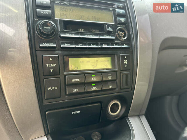 Сірий Хендай Туксон, об'ємом двигуна 2 л та пробігом 250 тис. км за 5850 $, фото 22 на Automoto.ua