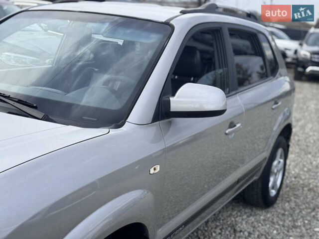 Серый Хендай Туксон, объемом двигателя 2 л и пробегом 155 тыс. км за 6989 $, фото 24 на Automoto.ua