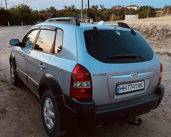 Серый Хендай Туксон, объемом двигателя 1.99 л и пробегом 269 тыс. км за 6999 $, фото 1 на Automoto.ua