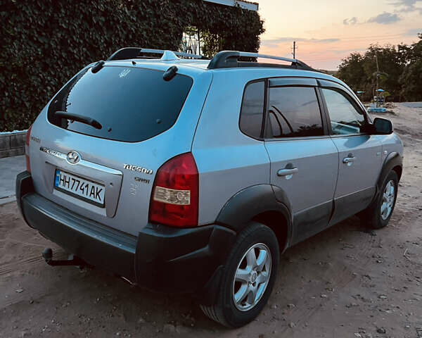 Серый Хендай Туксон, объемом двигателя 1.99 л и пробегом 269 тыс. км за 6999 $, фото 2 на Automoto.ua