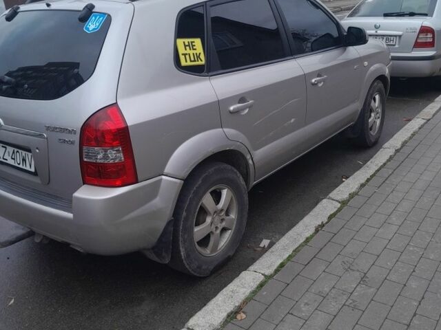 Сірий Хендай Туксон, об'ємом двигуна 2 л та пробігом 310 тис. км за 3884 $, фото 5 на Automoto.ua